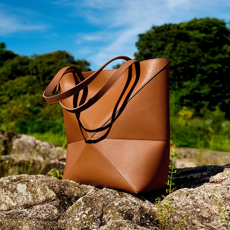 Large capacity single shoulder geometric splicing folding bucket bag